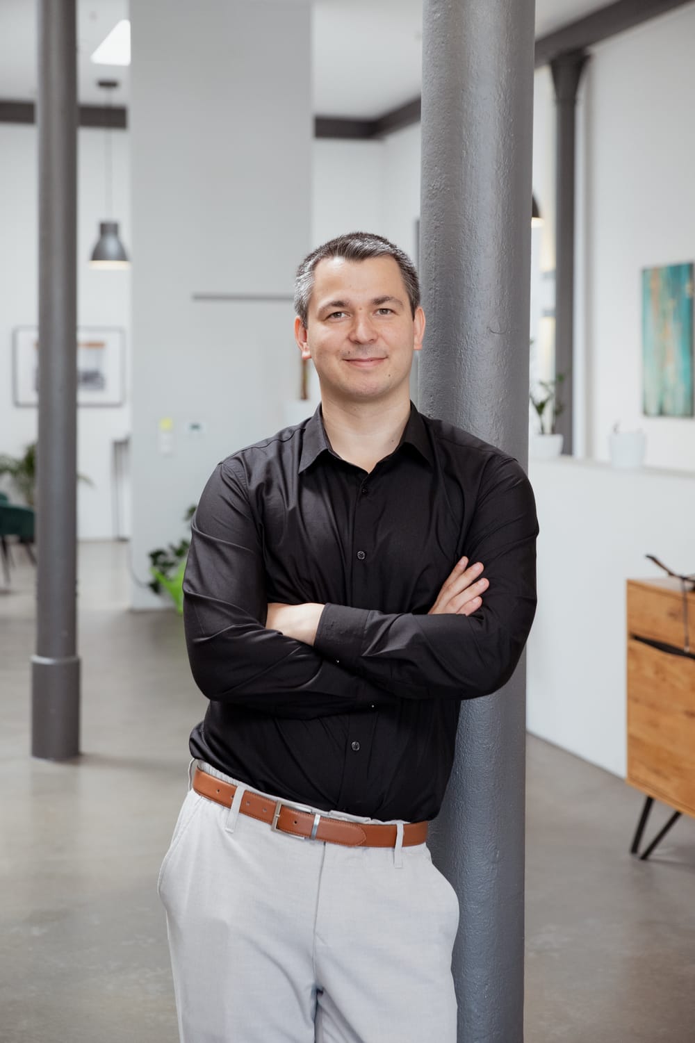 Yanis Gramitzky an seinem Schreibtisch